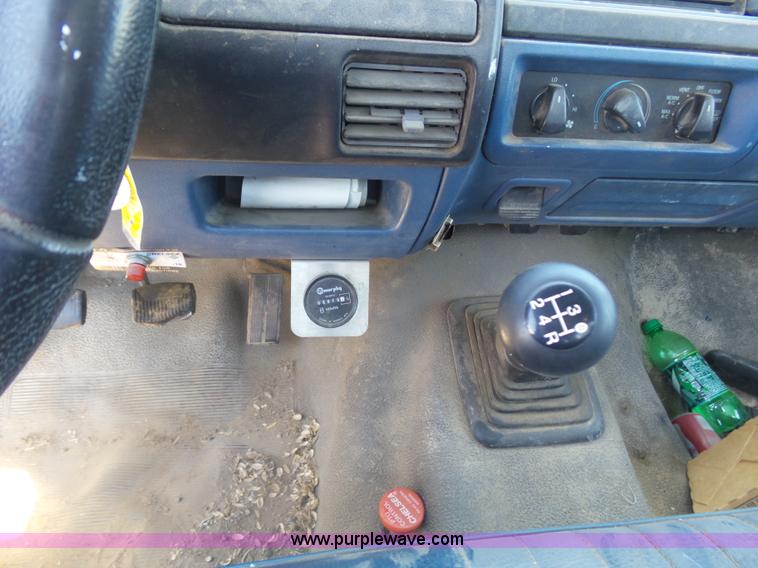 image for item J6016 1996 Ford F450 service truck with crane