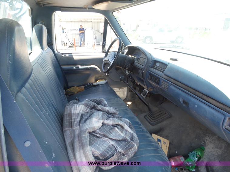 image for item J6016 1996 Ford F450 service truck with crane