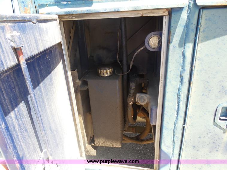 image for item J6016 1996 Ford F450 service truck with crane