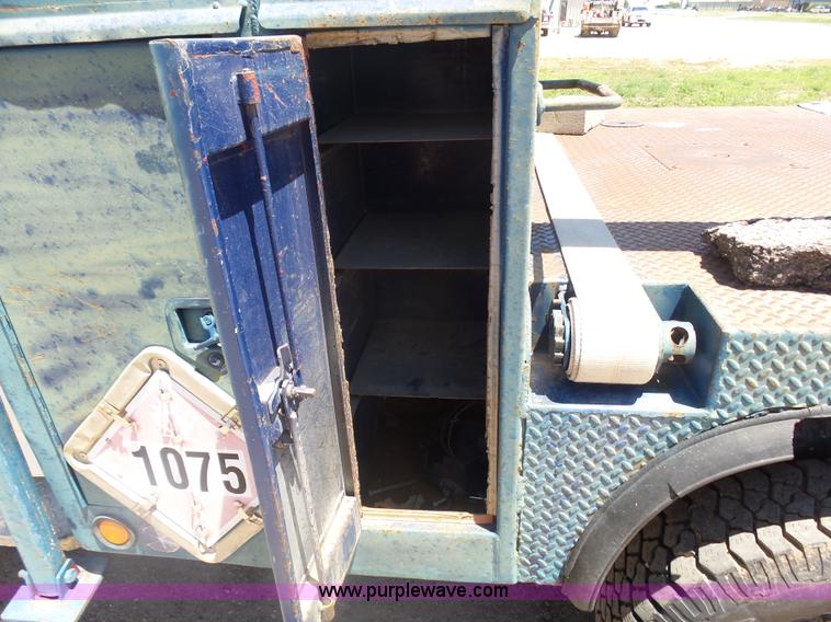 image for item J6016 1996 Ford F450 service truck with crane