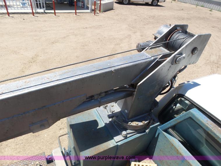 image for item J6016 1996 Ford F450 service truck with crane