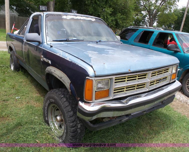 image for item K5358 1988 Dodge Dakota pickup truck