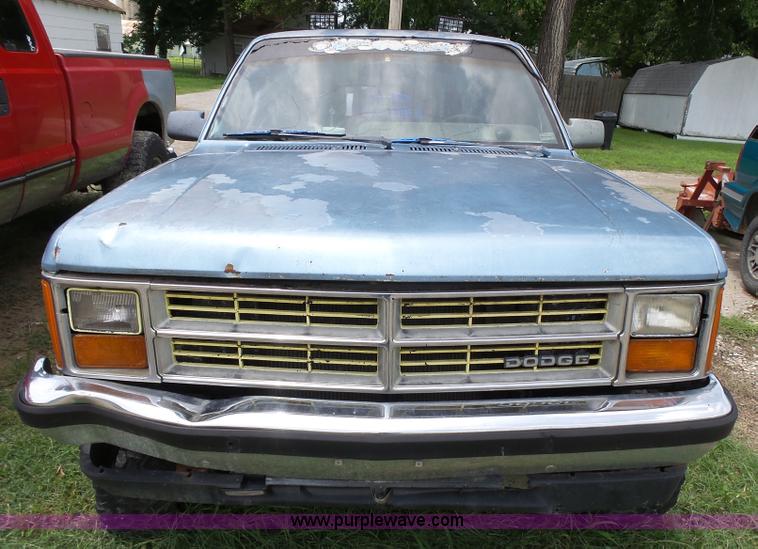 image for item K5358 1988 Dodge Dakota pickup truck
