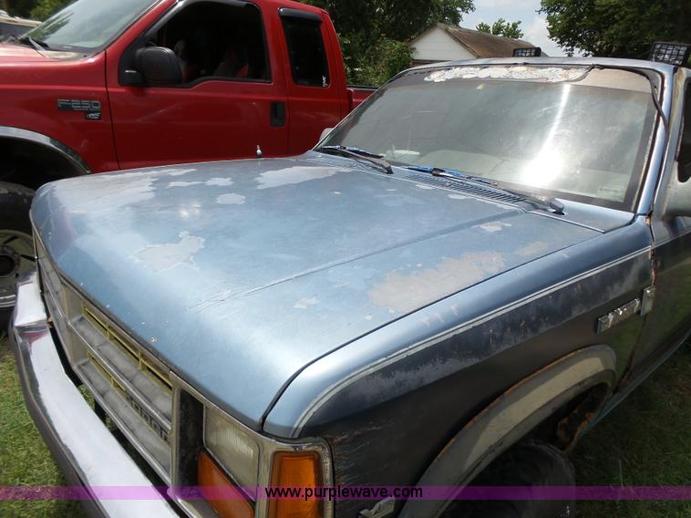 image for item K5358 1988 Dodge Dakota pickup truck