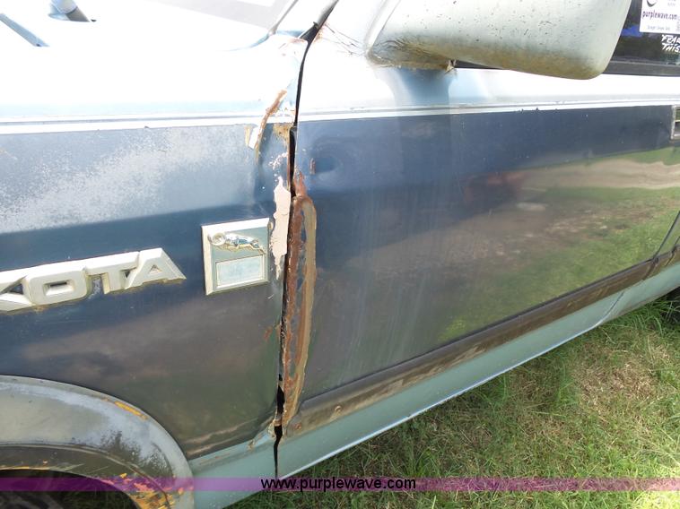 image for item K5358 1988 Dodge Dakota pickup truck