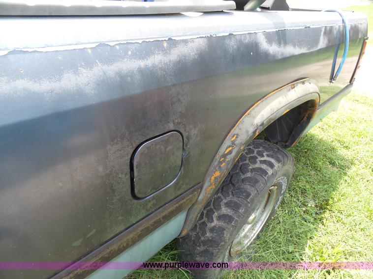 image for item K5358 1988 Dodge Dakota pickup truck