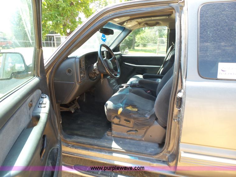 image for item K7088 2001 Chevrolet Silverado 2500HD Ext. Cab pickup truck