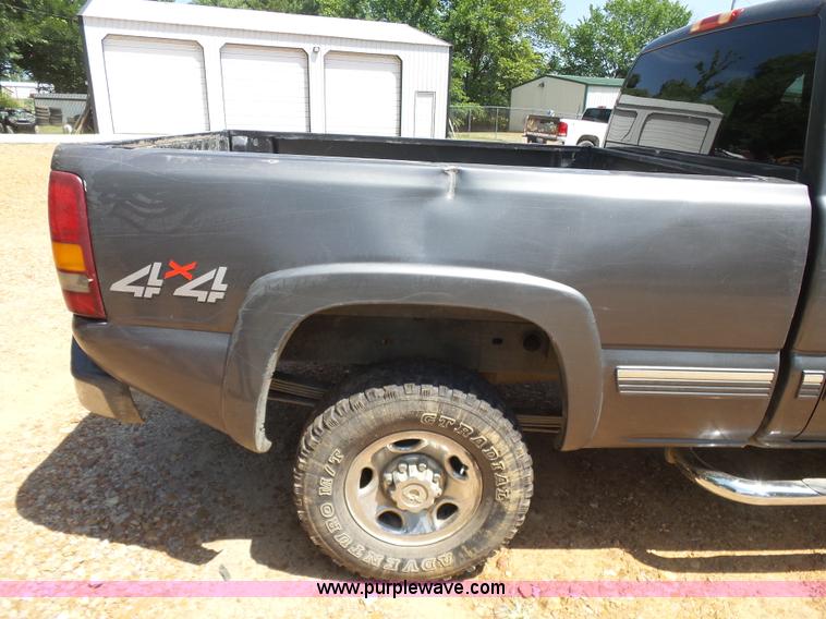 image for item K7088 2001 Chevrolet Silverado 2500HD Ext. Cab pickup truck