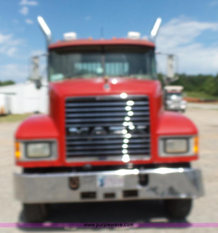 image for item K7089 2001 Mack CH613 semi truck