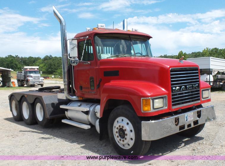 image for item K7089 2001 Mack CH613 semi truck