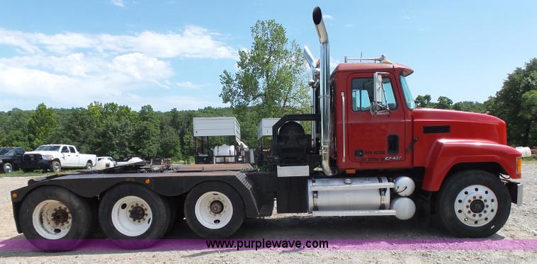 image for item K7089 2001 Mack CH613 semi truck