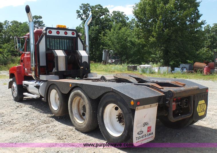 image for item K7089 2001 Mack CH613 semi truck