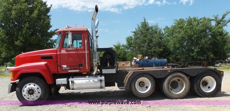 image for item K7089 2001 Mack CH613 semi truck