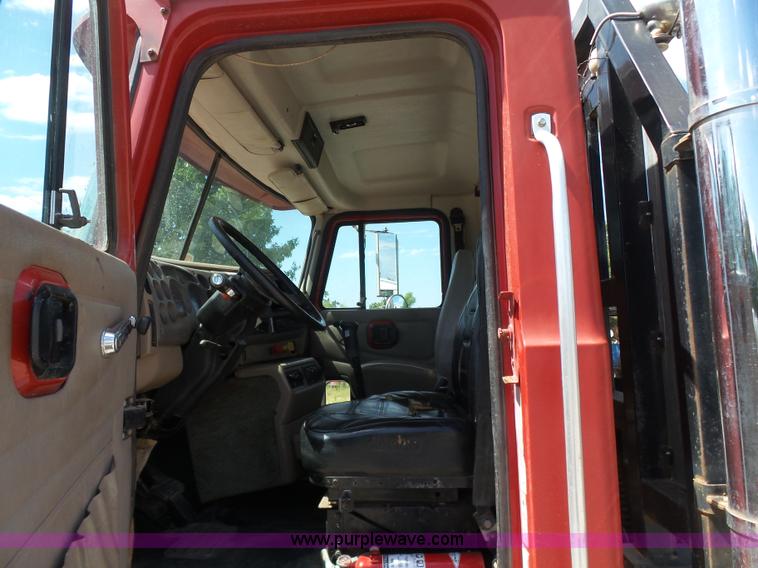 image for item K7089 2001 Mack CH613 semi truck