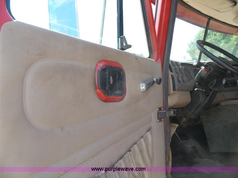 image for item K7089 2001 Mack CH613 semi truck