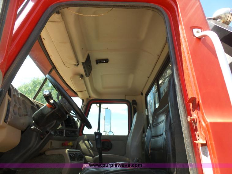 image for item K7089 2001 Mack CH613 semi truck