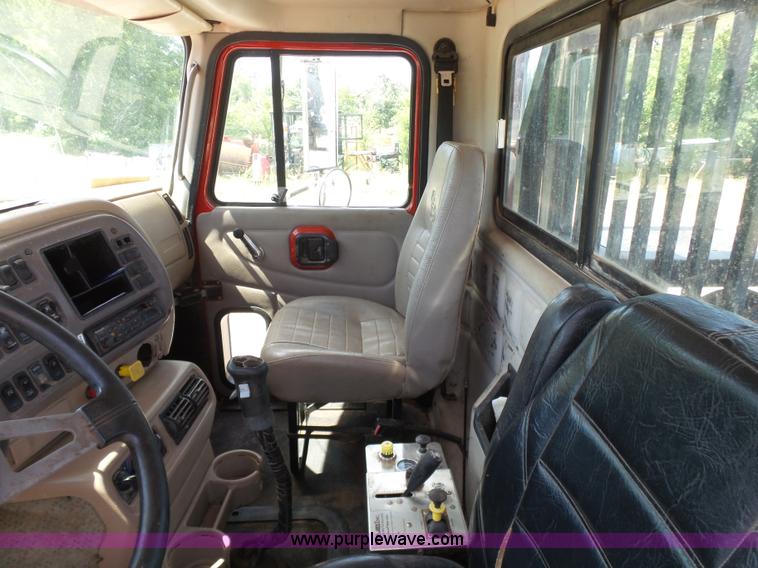 image for item K7089 2001 Mack CH613 semi truck