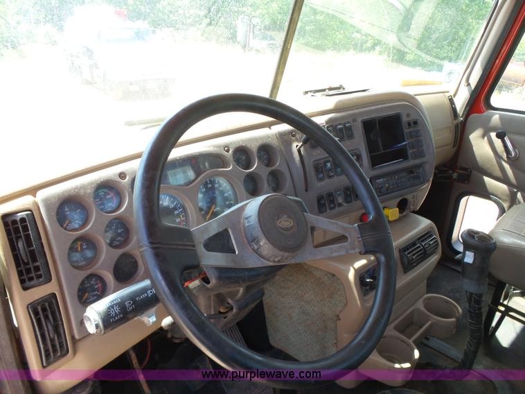 image for item K7089 2001 Mack CH613 semi truck