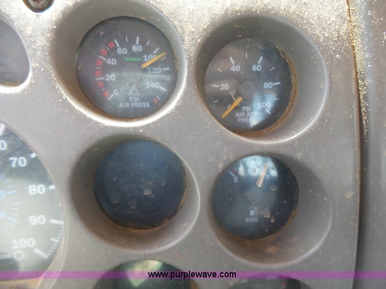 image for item K7089 2001 Mack CH613 semi truck