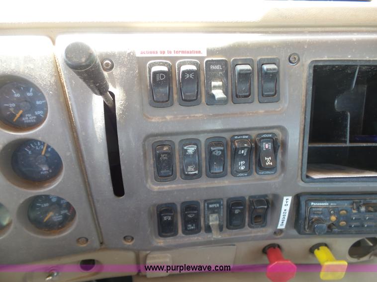 image for item K7089 2001 Mack CH613 semi truck