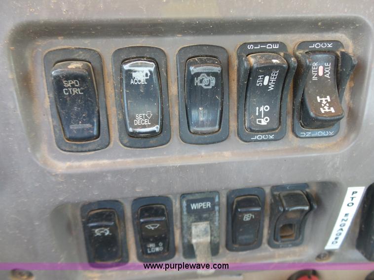 image for item K7089 2001 Mack CH613 semi truck