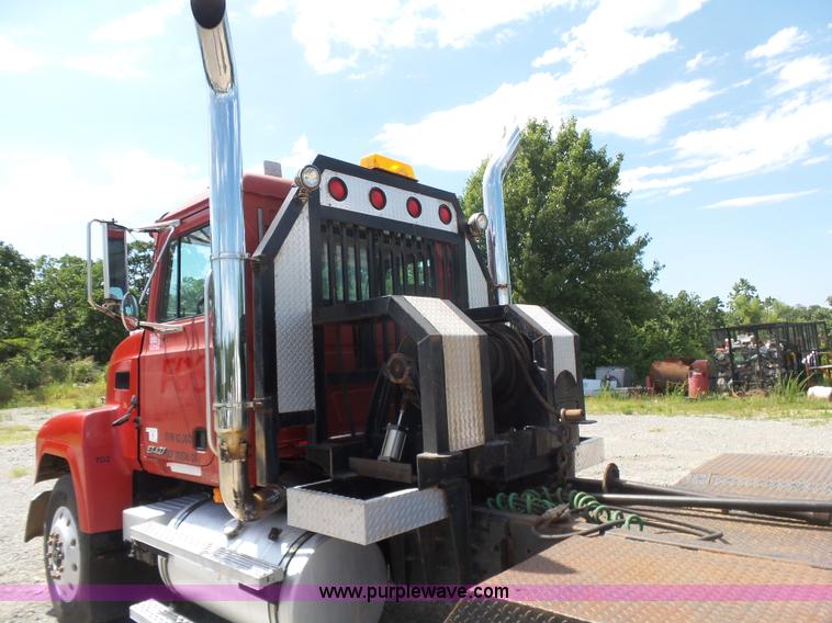 image for item K7089 2001 Mack CH613 semi truck