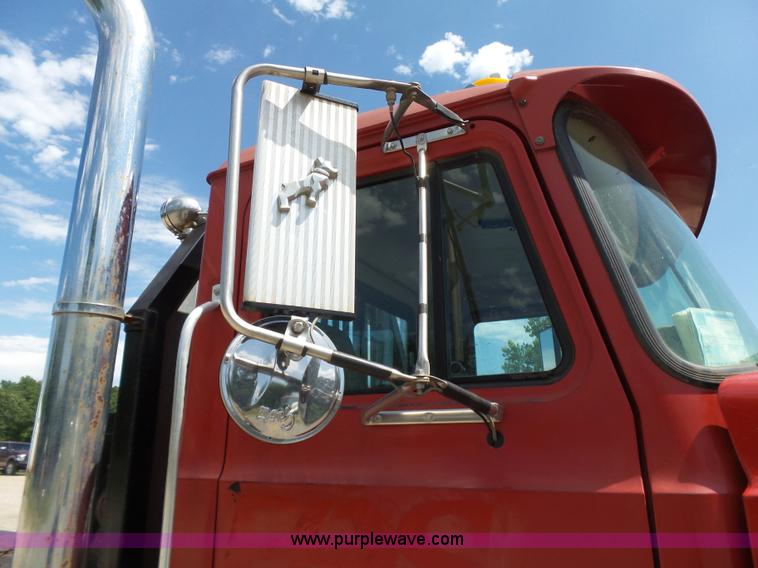 image for item K7089 2001 Mack CH613 semi truck