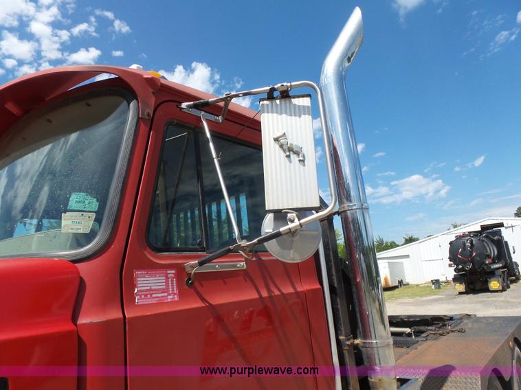 image for item K7089 2001 Mack CH613 semi truck