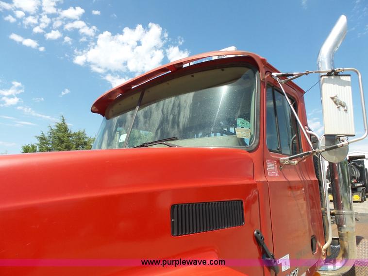 image for item K7089 2001 Mack CH613 semi truck