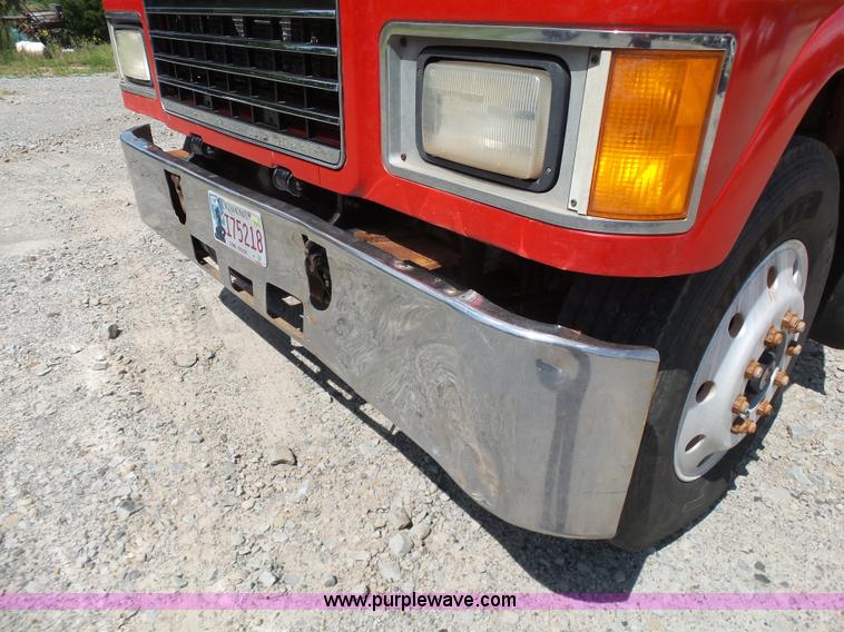 image for item K7089 2001 Mack CH613 semi truck