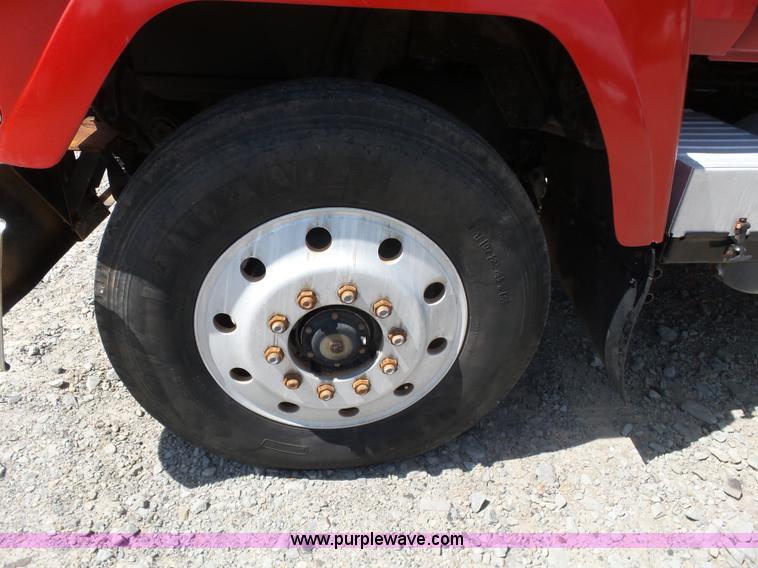 image for item K7089 2001 Mack CH613 semi truck