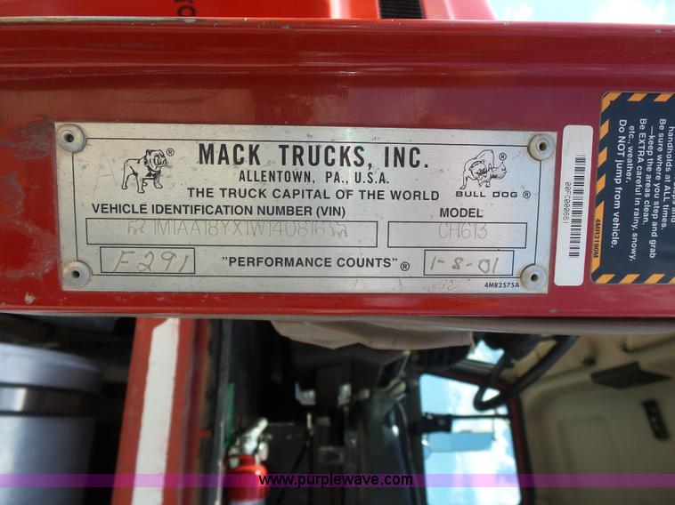 image for item K7089 2001 Mack CH613 semi truck