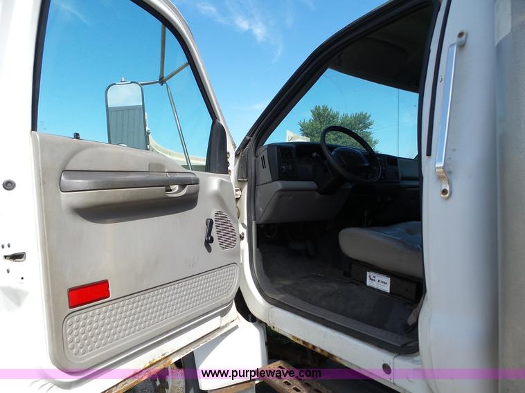 image for item K8427 2000 Ford F650 XL box truck