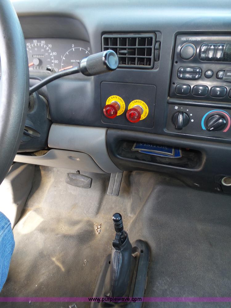 image for item K8427 2000 Ford F650 XL box truck