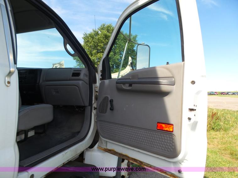 image for item K8427 2000 Ford F650 XL box truck