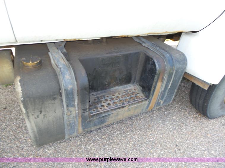 image for item K8427 2000 Ford F650 XL box truck