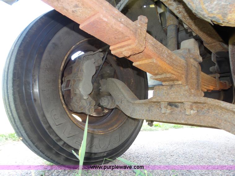 image for item K8427 2000 Ford F650 XL box truck