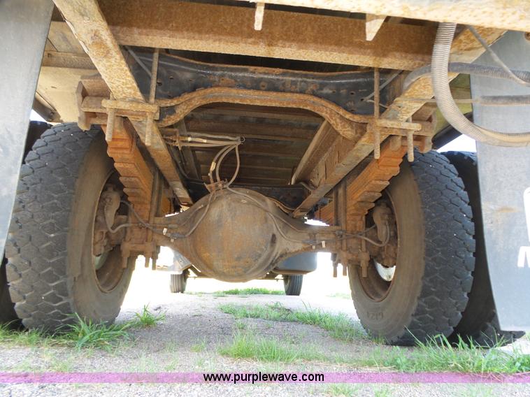 image for item K8427 2000 Ford F650 XL box truck