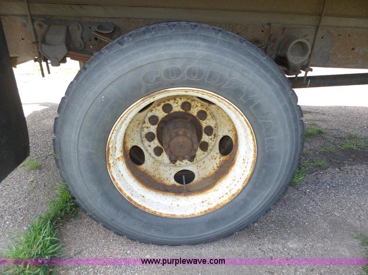 image for item K8427 2000 Ford F650 XL box truck