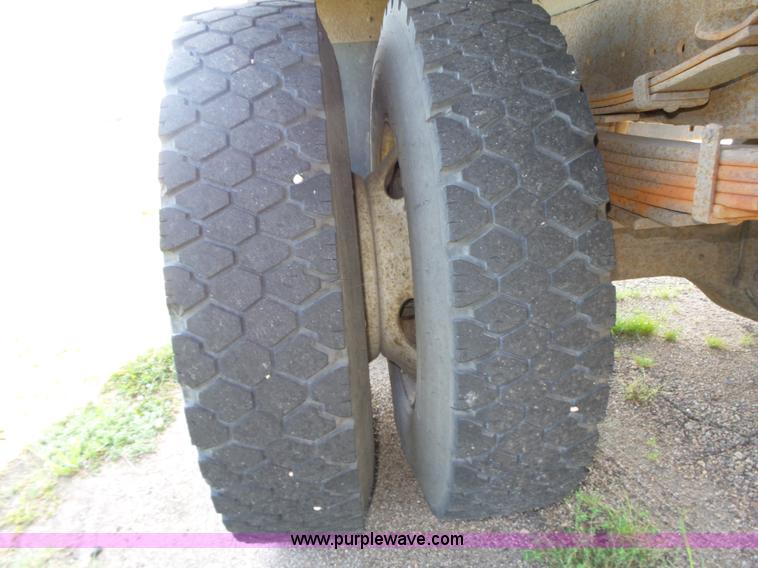 image for item K8427 2000 Ford F650 XL box truck