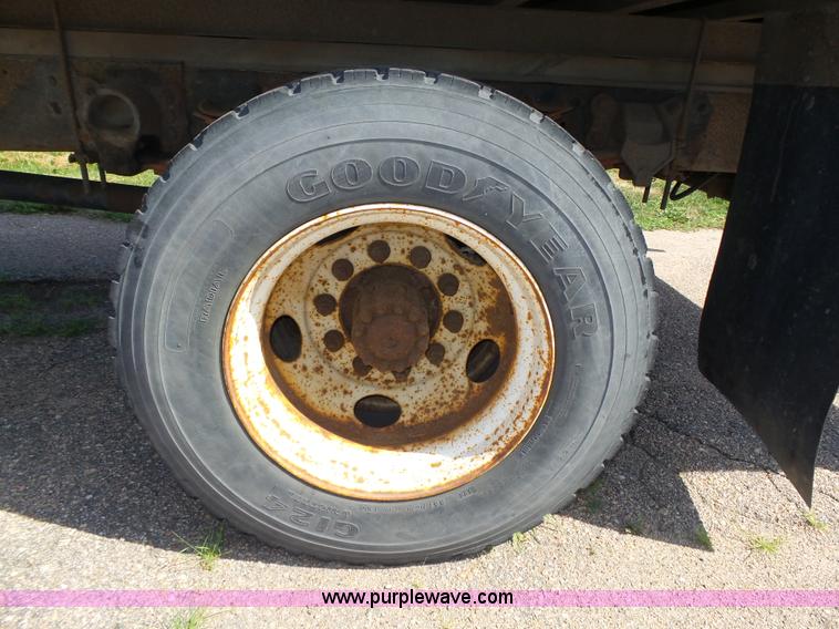 image for item K8427 2000 Ford F650 XL box truck