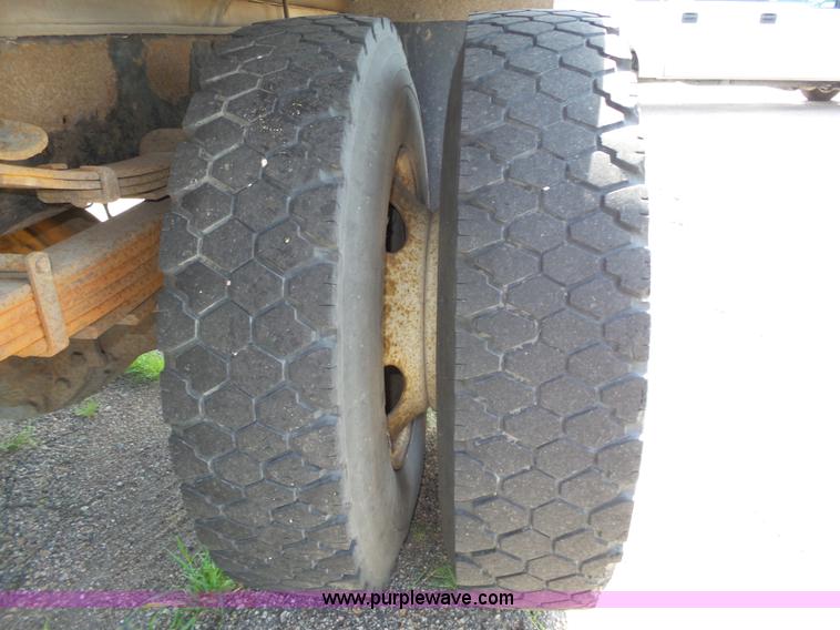 image for item K8427 2000 Ford F650 XL box truck