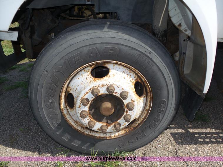 image for item K8427 2000 Ford F650 XL box truck