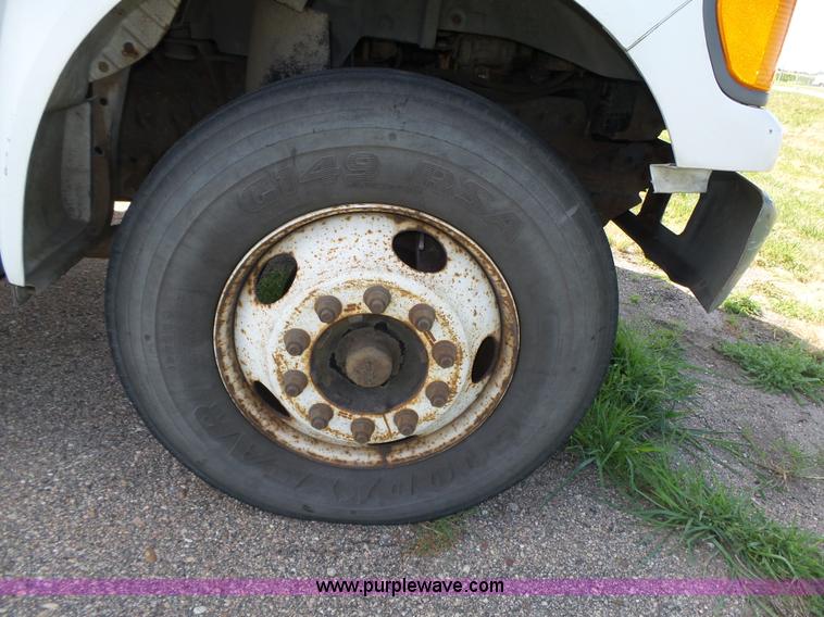 image for item K8427 2000 Ford F650 XL box truck