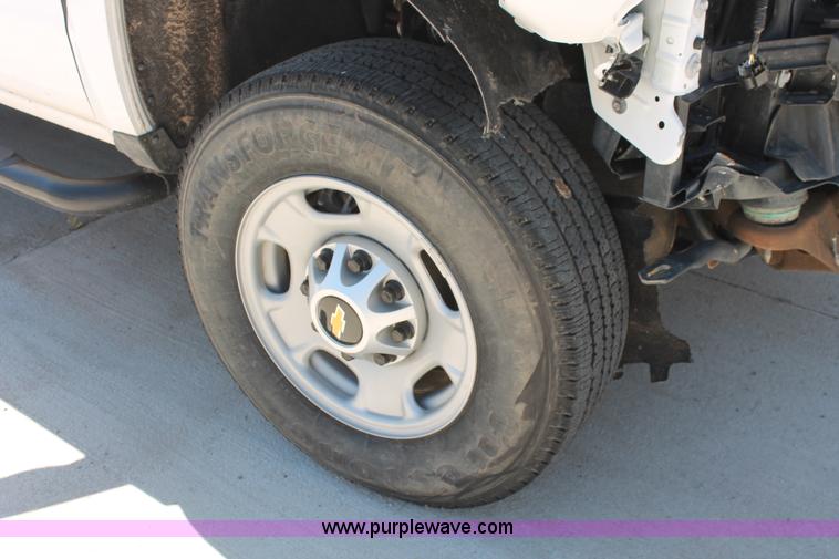 image for item K8828 2015 Chevrolet Silverado 2500HD Crew Cab pickup truck