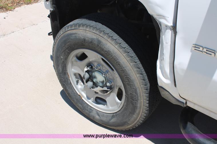 image for item K8828 2015 Chevrolet Silverado 2500HD Crew Cab pickup truck