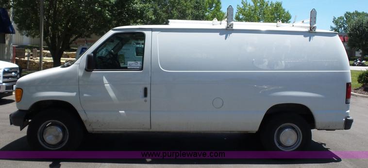 image for item L2889 2006 Ford E250 van
