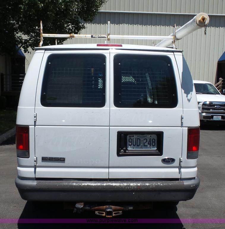 image for item L2889 2006 Ford E250 van