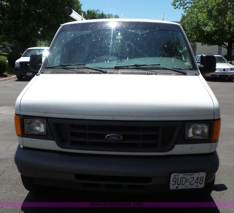 image for item L2889 2006 Ford E250 van