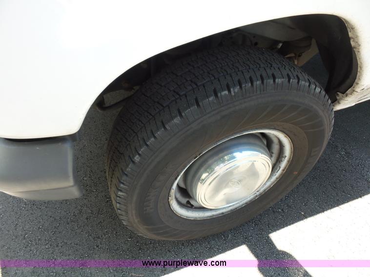 image for item L2889 2006 Ford E250 van